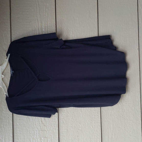 Ambiance Crisscross ribbed Black short sleeve flowy top 1x - Picture 2 of 6